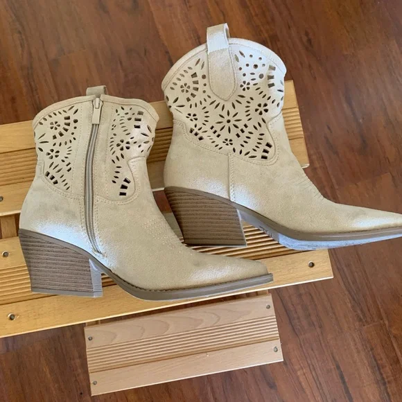 TOP Moda Beige Western Ankle Boots with cutout design, and side zipper - Picture 4 of 5
